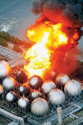 Płonąca rafineria w Ichihara. Po wstrząsach i powodziach kolejnymi niebezpieczeństwami są zatrucia, skażenie i niekontrolowane eksplozje.