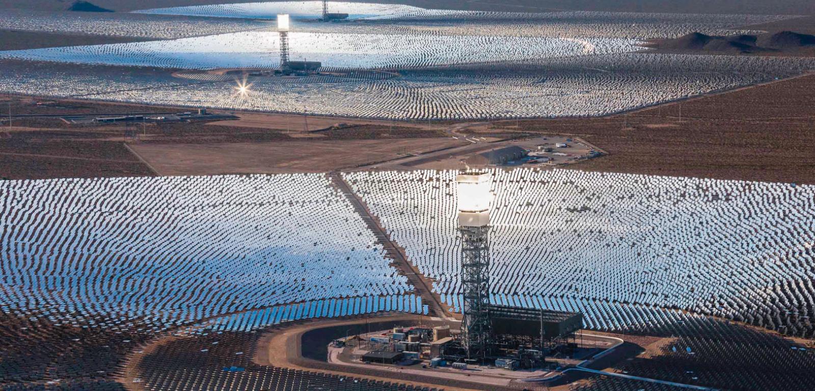 Elektrownia termalno-solarna Ivanpah (pustynia Mojave, USA).