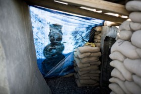 Żołnierze przystroili nawet wejście do schronu...