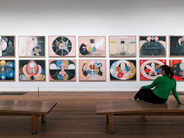 Fragment londyńskiej ekspozycji z pracami Hilmy af Klint z cyklu „Evolution” z 1908 r.