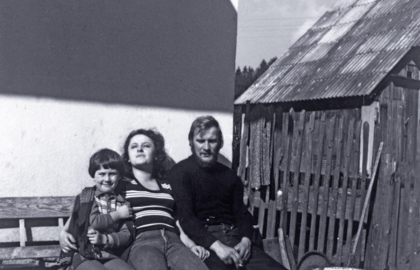 Na ławce przed domem w Istebnej z żoną Cecylią i Lucyną Zawadą (pierwsza z lewej), lata 70.