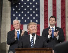 Vance idealnie trafił z pisarskim debiutem, bo kilka miesięcy później Donald Trump – głosami prowincjonalnej Ameryki – wygrał wybory.