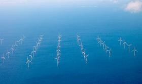 Lillgrund Wind Farm. Największa morska farma wiatrowa Szwecji. Liczy 48  115-metrowych turbin. Łączna moc - 110 MW. Dostarcza elektryczność do ponad 60 tys. domów. Usytułowana 10 km od brzegu, blisko słynnego Oresund Bridge.