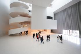 Ogromne wrażenie robią wnętrza. Od przestronnego, ascetycznego, urzekającego bryłami i perspektywami holu wejściowego po sale koncertowe: złotą, o rzeźbionym suficie i ścianach salę główną oraz ascetyczną, utrzymaną w tonacjach czerni, salę kameralną.