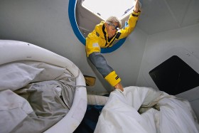 Christophe Bullens przygotowuje żagle. Regaty zaczął pechowo – od awarii.