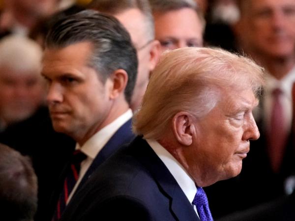 Pete Hegseth i Donald Trump w Waszyngtonie, 2 marca 2026 r.