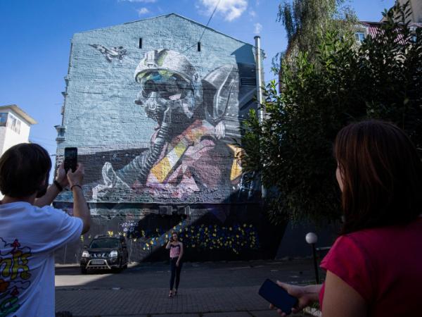 Mural „Duch Kijowa” poświęcony ukraińskim pilotom wojskowym. Kijów, 30 sierpnia 2022 r.