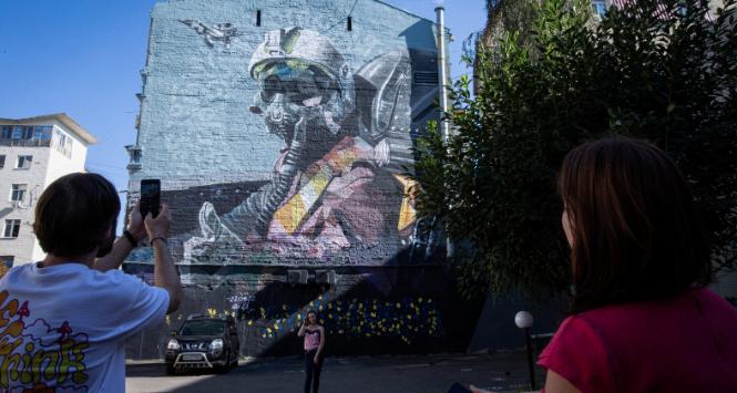 Mural „Duch Kijowa” poświęcony ukraińskim pilotom wojskowym. Kijów, 30 sierpnia 2022 r.