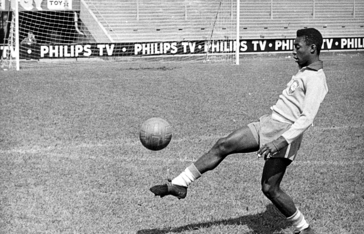 Pelé na stadionie Rasunda w Sztokholmie w czasie mistrzostw świata w 1958 r. W finale tego mundialu Brazylia pokonała Szwecję 5:2, a Pelé strzelił w nim dwa gole.