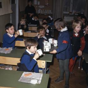 PRL-owska wersja współczesnej akcji „Pij mleko, będziesz większy”. Wtedy była to „Akcja mleczna”. Warszawa 1967 r.