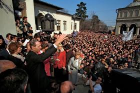 Król Michał podczas powitania po powrocie do ojczyzny, Bukareszt 2001 r.