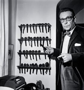 Pisarz Georges Simenon miał kolekcję 800 fajek.