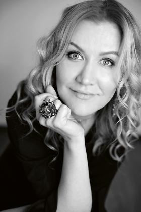 Aneta Sieńczak właścicielka krakowskiej Galerii Sztuki ʻW Przyziemiu’. Swoją przygodę z kolekcjonowaniem sztuki zaczęła od tribal art, aż zafascynowała się współczesną. Obecnie współpracuje m.in. z młodymi artystami, kuratorami, kolekcjonerami i entuzjastami sztuki.