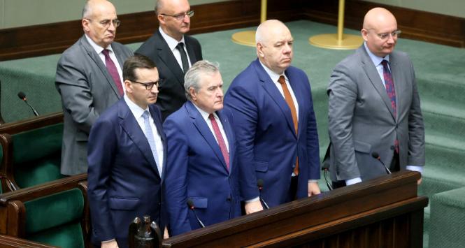 Posiedzenie Sejmu 6 lipca 2023 r. W drugim rzędzie Piotr Wawrzyk i minister spraw zagranicznych Zbigniew Rau