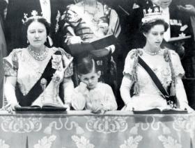 1953 r. – ceremonia koronacji Elżbiety II, w środku mały Karol.