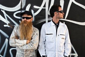 Około dziesięciu przystanków autobusowych będzie pełniło funkcję miejsc ekspozycyjnych – każdy z nich zostanie powierzony innemu artyście lub grupie artystycznej. Będą to m.in. PGR ART (Sylwester Gałuszko, Mikołaj Jurkowski - na zdj.).