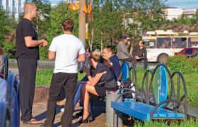 Spotkanie na placu Pięciu Kątów w Murmańsku - panowie na luzie, panie zawsze na szpilkach.