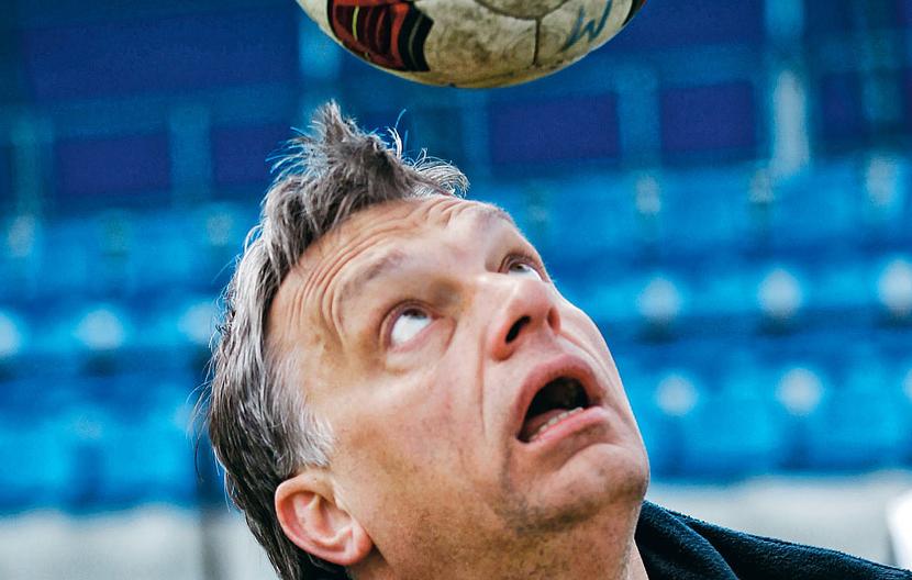 Orbán nie wstydzi się mówić o tym, że strumień pieniędzy kieruje na obszar najbliższy sercu – czyli futbol.