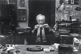 8 października 1985, Szymborska do Filipowicza:Kochany Kornelu, liścik dostałam, dziękuję – choć zasmucił mnie, bo wynika z niego, że wcale się tu nie wybierasz... Wydzierają Cię sobie z rąk różne panie – przy czym żadna nie ubolewa nad faktem,że nie pojawiam się w Twoim towarzystwie.