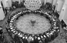 W 1988 r. Jaruzelski nie miał już wyjścia. Zaproponował Wałęsie rozmowy, lecz jako warunek postawił zgaszenie strajków. I Wałęsa je zgasił.