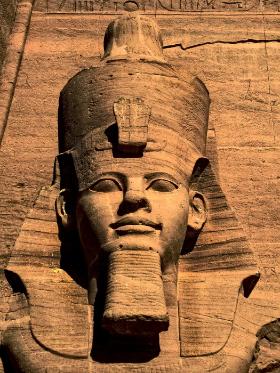 Posąg faraona Ramzesa II z XVIII dynastii w Abu Simbel.