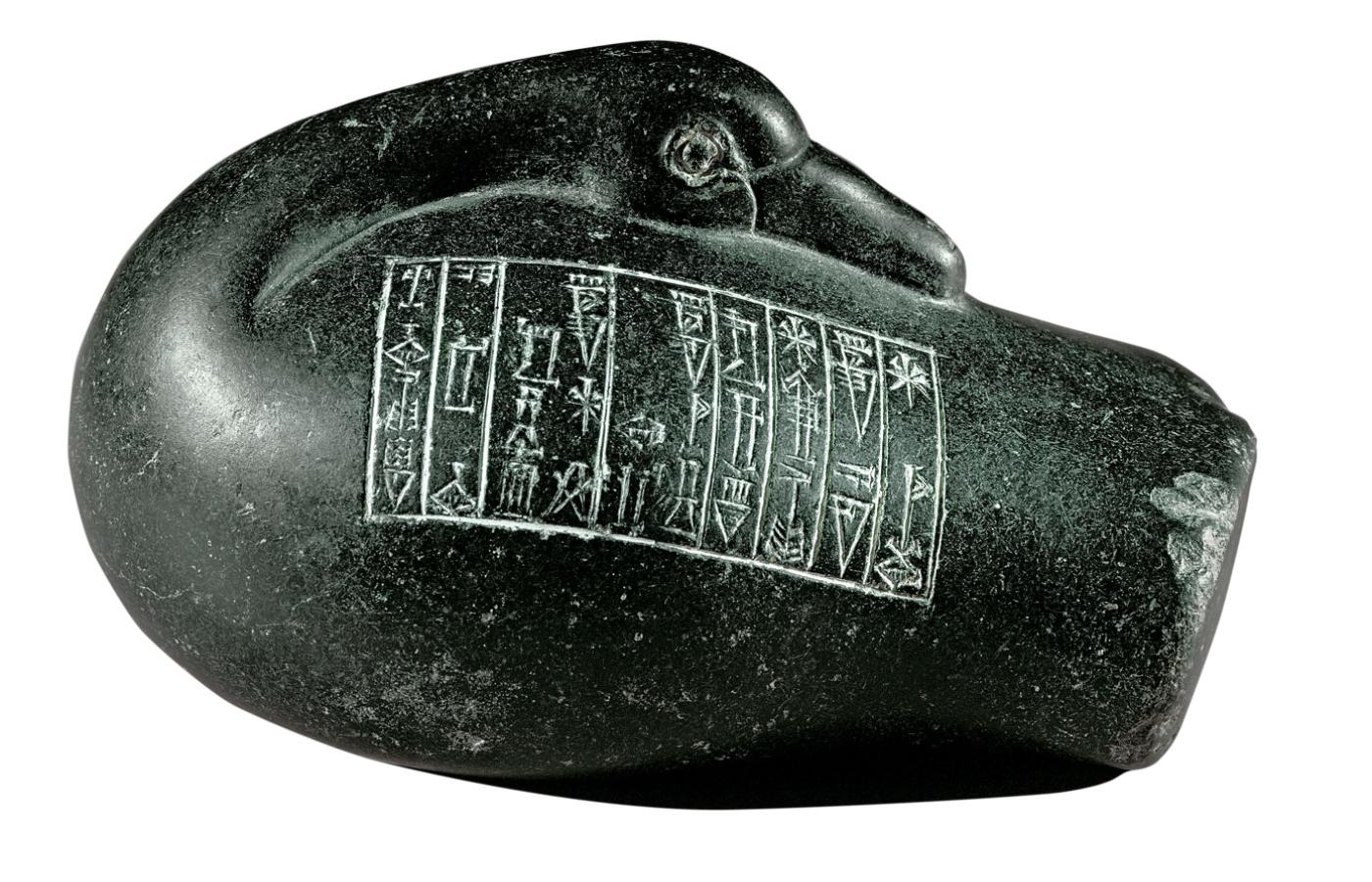 Sumeryjskie napisy z przełomu III i II tys. p.n.e. na figurce gęsi.