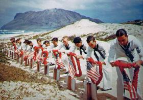 Amerykańscy żołnierze oddają hołd kolegom poległym 7 grudnia 1941 r. podczas japońskiego ataku na bazy floty i lotnictwa w Pearl Harbor na Hawajach.