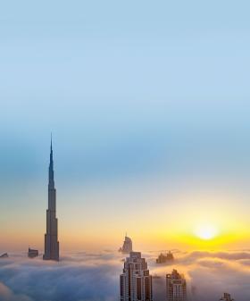 Wystający ponad chmury wieżowiec Burdż Chalifa – wciąż jeszcze najwyższy budynek świata, ale konkurencja nie śpi.
