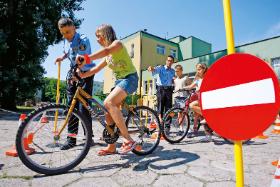 Polska jest chyba ostatnim krajem w Europie,który wymaga od dzieci egzaminu na kartę rowerową. Obowiązek ten dotyczy dzieci w wieku 10–18 lat.