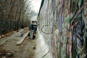 Mieszkańcy Berlina Zachodniego od dawna 'ozdabiali' swoją stronę muru. W przełomowym 1989 roku przeszli do destrukcji