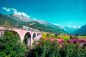 Naokoło z Berna do Locarno? Można i warto, nawet jeśli Polakom „objazdy” generalnie źle się kojarzą. Ale nie tutaj. Koleje BLS-Lötschberger i Centovalli zapewnią więcej atrakcji niż zwykła szosa. Pociąg RegioExpress Lötschberger zabiera nas z Berna w stronę Brig poprzez górskie regiony trasą wytyczoną już ponad wiek temu. Pokonujemy w sumie około 50 km. A mówiąc inaczej: 83 urokliwe mosty i wiadukty. Dalej jedziemy do Domodossola po stronie włoskiej...