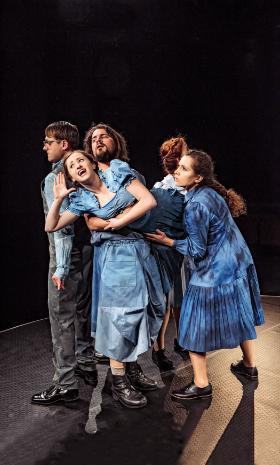 Wyróżnione na Festiwalu Gombrowiczowskim radomskie przedstawienie „Ferdydurke” w reż. Aliny Moś-Kerger oddaje nie najlepsze nastroje dzisiejszych 30-latków.