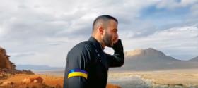 Irański raper Toomaj Salehi z opaską w barwach Ukrainy – kadr z klipu poświęconego m.in. irańskim więźniom politycznym.
