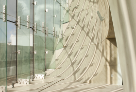 Gmach muzeum znajduje się w centrum dawnej dzielnicy żydowskiej Warszawy, zwanej Dzielnicą Północną. Jak wygląda od środka?