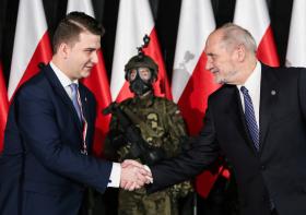 Rola Bartłomieja Misiewicza przy Macierewiczu i upór, z jakim minister go broni i chroni, budzą wiele pytań i dają asumpt do rozmaitych interpretacji.