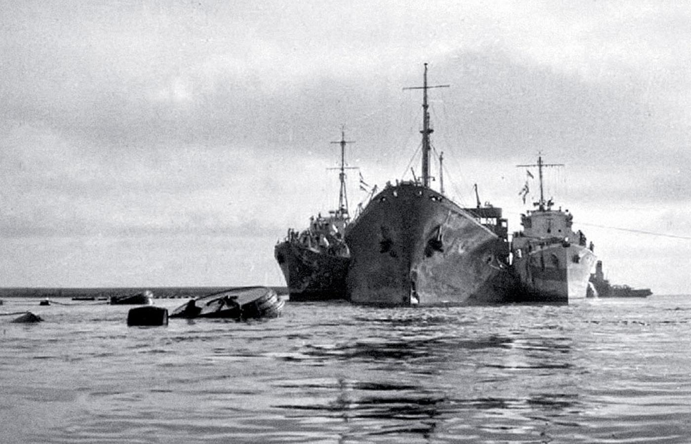 Tankowiec „Ohio” chroniony przed zatonięciem przez podtrzymujące go niszczyciele eskortowe „Penn” i „Bramham”