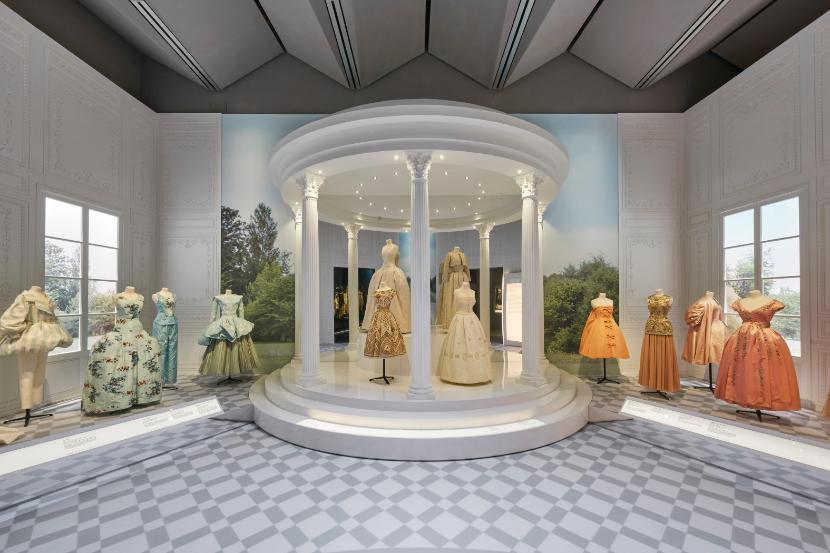 Sekcja „Historicism”. Po prawej projekty Christiana Diora, reszta – nawiązania kolejnych dyrektorów kreatywnych marki