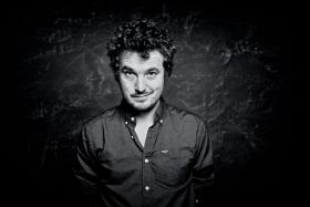 Paweł Maślona, nominowany w kategorii Film. Reżyser i scenarzysta. „Atak paniki”, brawurowa opowieść o ludziach niewytrzymujących ciśnienia rzeczywistości, to jego pełnometrażowy debiut reżyserski. Czytaj więcej »