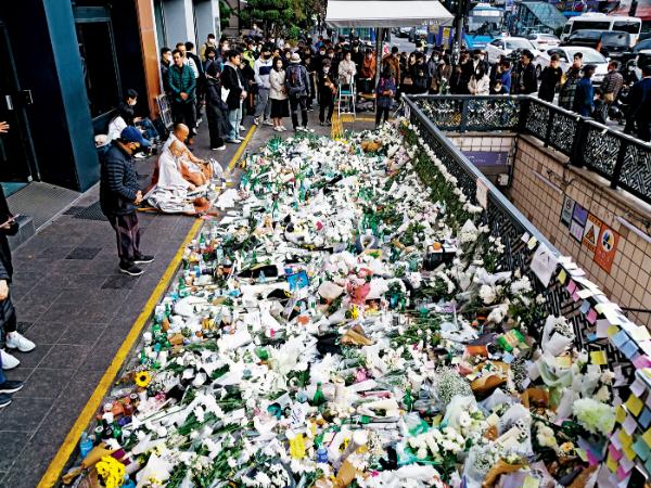 Do tragedii doszło, kiedy młodzi ludzie świętujący Halloween stłoczyli się w wąskiej uliczce w Seulu.