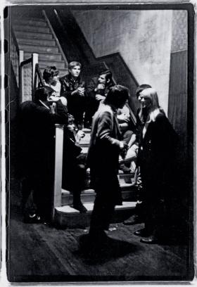 Andy Warhol (u szczytu) i kilku członków grupy Velvet Undergroundna schodach w,Polskim Domu Narodowym, Nowy Jork, 1 kwietnia 1966 r.