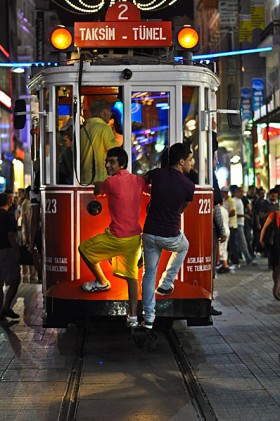 Aleja Niepodległości (Istiklal Caddesi), szeroki deptak ciągnący się, od placu Taksim do artystycznej dzielnicy Beyoğlu. Ta ulica nigdy nie śpi. O trzeciej nad ranem idzie się w równie gęstym tłumie, jak po południu.