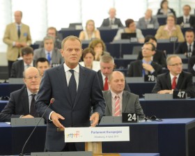 Przemówienie Donalda Tuska w Strasburgu, inaugurujące polską prezydencje w UE, odebrano w Kopenhadze jako zapowiedź działań, które pozwolą „uchronić Europę przed podobnymi do duńskich posunięciami”.