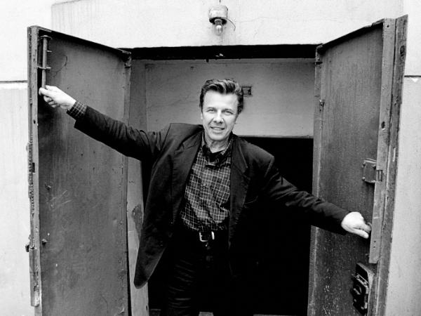 Emilian Kamiński w wejściu do powstającego Teatru Kamienica. Zdjęcie z 2006 r.