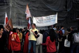 Protestujący z transparentami. Wszystkiemu winny rząd Tuska.