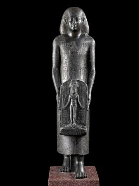 Egipski posąg leczący, pokryty magicznymi formułami, okres ptolemejski.