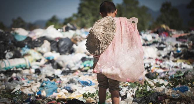 W Indiach brakuje stacji utylizacji odpadów, oczyszczalni ścieków, zwykłych koszy na śmieci, kranów z wodą i toalet.