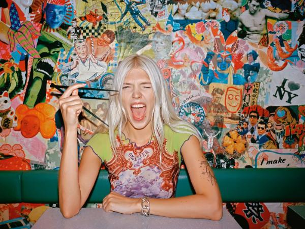 „Jako kobieta na scenie czuję się dobrze. Nie spotkało mnie nigdy nic, co kazałoby mi poczuć, że jestem gorzej traktowana niż moi koledzy z branży”.