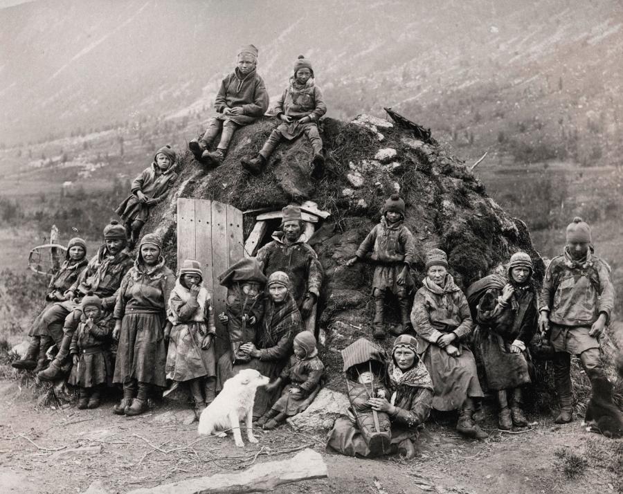 Zdjęcie pamiątkowe saamskiej rodziny wykonane przed jej domostwem. Najprawdopo­dobniej z Norwegii. Data nieznana.