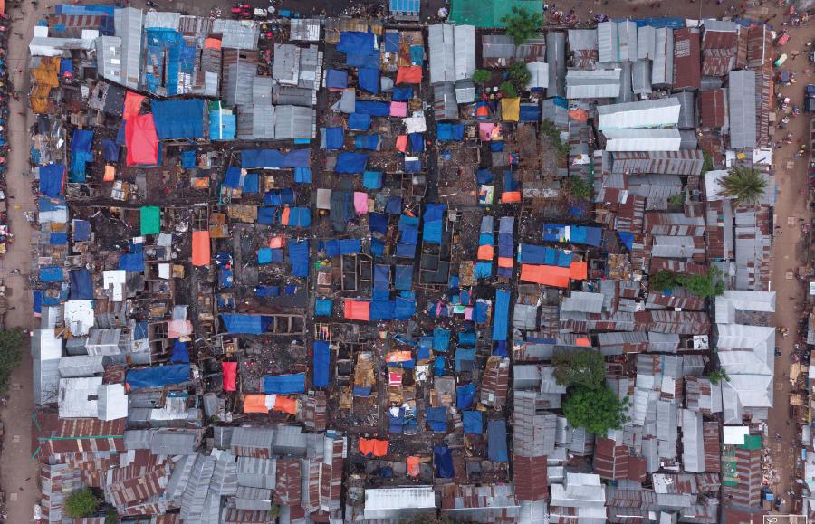 Widok z góry na slumsy Mohakali Suttola (Dhaka, Bangladesz).