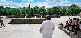 Teraz będzie już z górki (przysięga ostatniego zaciągu poborowych).